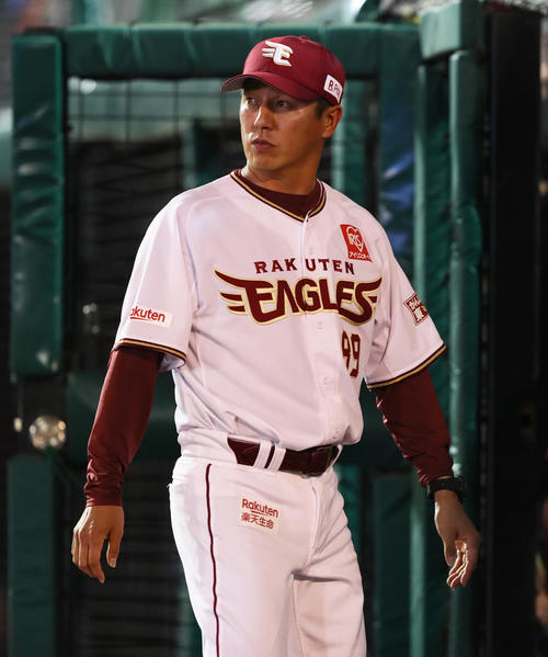 楽天対オリックス　交代を告げベンチに戻る楽天平石監督（撮影・足立雅史）