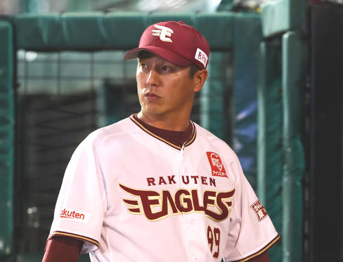 楽天対オリックス　交代を告げベンチに戻る楽天平石監督（撮影・足立雅史）