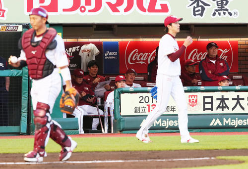 楽天対オリックス　2回表オリックス1死二塁、小島に右前適時打を浴び浮かない表情を見せる楽天平石監督（中央）。手前右は岸、同左は嶋（撮影・足立雅史）
