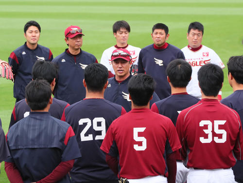 楽天対オリックス　前半戦最終戦を迎え、練習前に選手スタッフの輪の中で話をする楽天平石監督（撮影・足立雅史）