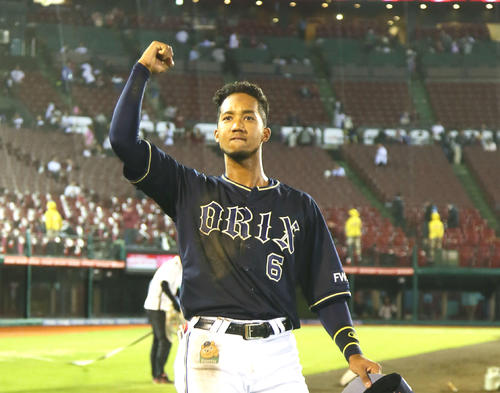 楽天対オリックス　決勝打のオリックス宗はファンの声援にガッツポーズで応える（撮影・足立雅史）