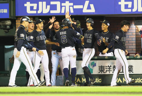 楽天対オリックス　10回表オリックス2死二、三塁、宗（中央6）は右前適時打を放ちナインに祝福される（撮影・足立雅史）