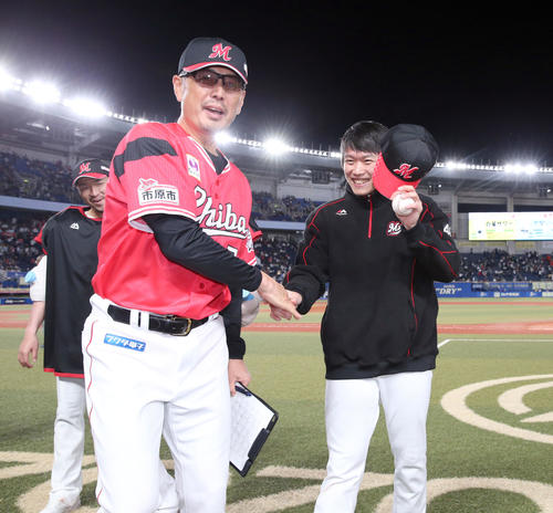 ロッテ対日本ハム　ロッテ吉井コーチ（左手前）と笑顔で引き揚げるチェン（撮影・佐藤翔太）