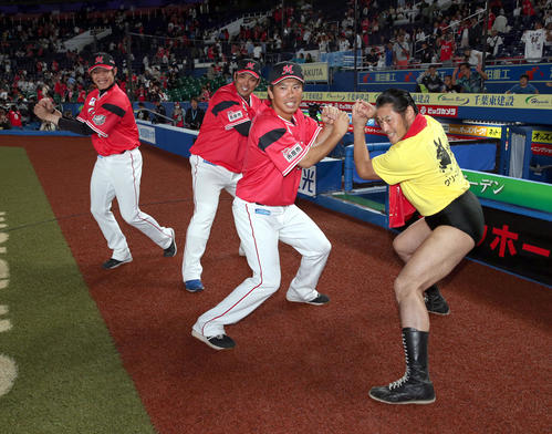 ロッテ対日本ハム　試合終了後、アントキの猪木（右）と撮影に応じる、左からロッテ・チェン、井上、角中（撮影・佐藤翔太）