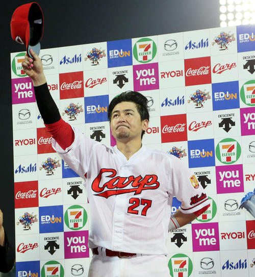6月20日の広島対ロッテ　ファンの声援に応える会沢翼（撮影・栗木一考）