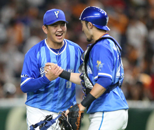 7月7日の巨人対DeNA　伊藤光（右）と握手するDeNA山崎（撮影・中島郁夫）