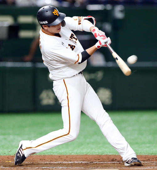7月4日の巨人対中日　2回裏巨人1死満塁、左越え満塁本塁打を放つ坂本勇（撮影・垰建太）