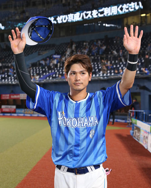 6月11日のロッテ対DeNA　4安打、あわやサイクルの大活躍でファンの声援に応えるDeNAの神里（撮影・丹羽敏通）