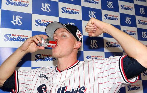 石山の辞退により、代わってオールスターに出場することになり、タフマン・リフレッシュを飲み、力こぶを作るマクガフ（撮影・狩俣裕三）