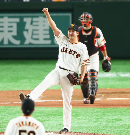 7月2日の巨人対中日　完封勝利を飾りガッツポーズする巨人菅野（撮影・足立雅史）