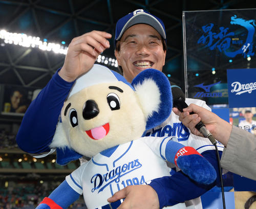 6月日の中日対日本ハム　笑顔でヒーローインタビューに答える柳（撮影・前岡正明）