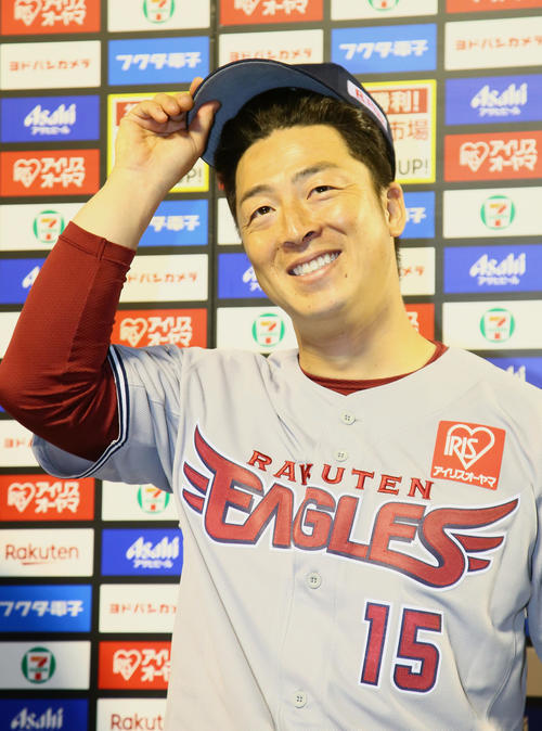 5月24日の楽天対オリックス　お立ち台で笑顔を見せる楽天美馬（撮影・足立雅史）