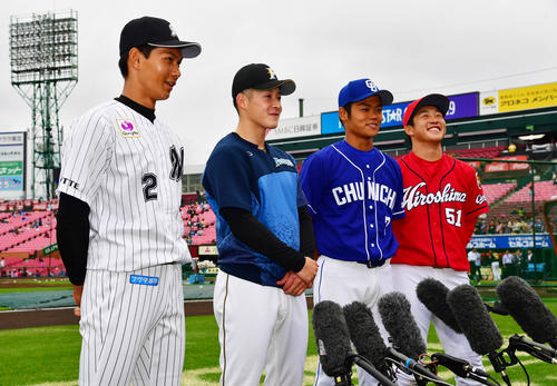 試合を前に取材に応じるビッグ4、左から藤原恭大、吉田輝星、根尾昂、小園海斗（撮影・清水貴仁）