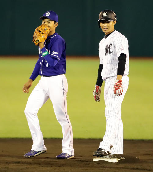全イ対全ウ 9回裏全イ無死一塁、ロッテ藤原(右)が二塁盗塁成功し、笑顔で何やら話しかける中日・根尾昴(撮影・浅見桂子)
