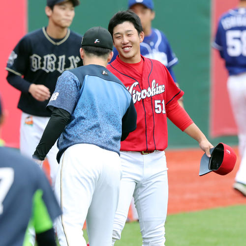 全イ対全ウ　試合前、広島小園（右）は日本ハム吉田輝と握手を交わし笑顔を見せる（撮影・垰建太）