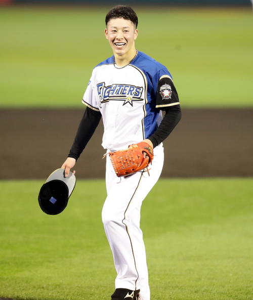 全イ対全ウ　1回表全ウ2死三塁、ソフトバンク・増田を中飛に仕留めた日本ハム・吉田輝は照れ笑いする（撮影・浅見桂子）