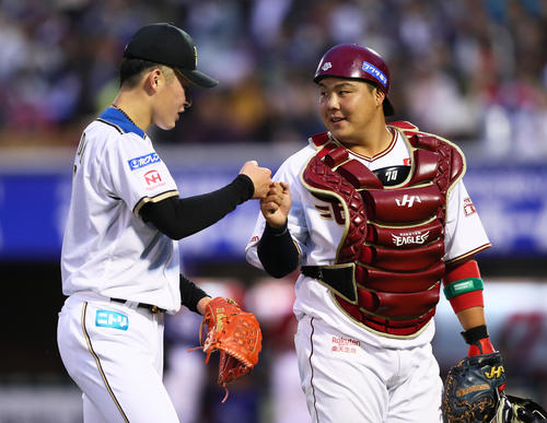 全イ対全ウ　1回を1失点で終えた全イの日本ハム吉田輝（左）は捕手楽天石橋とグータッチを交わす（撮影・足立雅史）