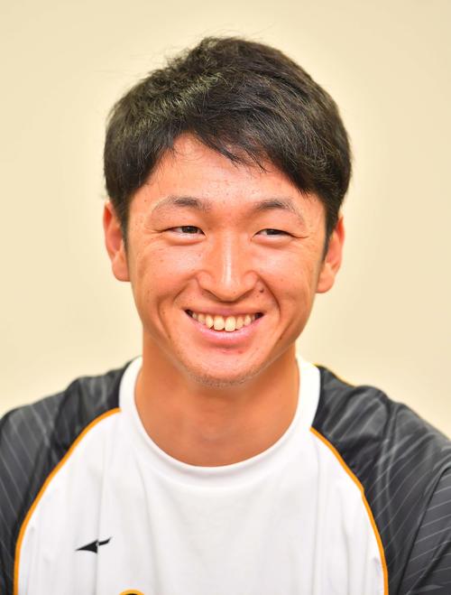 笑顔でインタビューに答える近本
