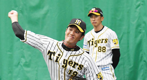 矢野監督（奥）と藤浪晋太郎