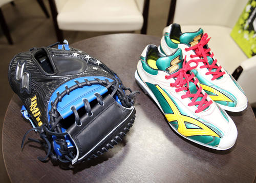 梅野が球宴で使用するグラブとスパイク（撮影・前田充）