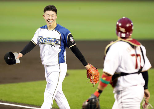 全イ対全ウ　1回表全ウ2死三塁、ソフトバンク・増田を中飛に仕留めた日本ハム・吉田輝は照れ笑いする。捕手石原（撮影・浅見桂子）