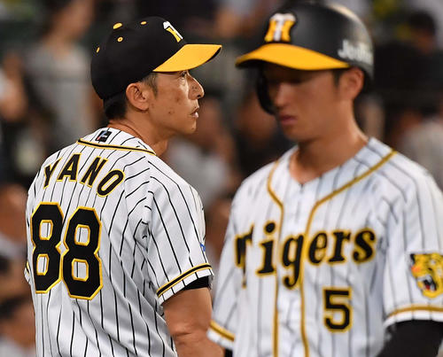 選手交代を告げる矢野監督。右は近本（2019年7月8日）