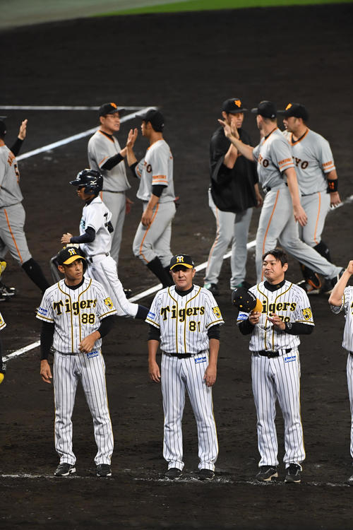 巨人に0－1で敗れ渋い表情を見せる矢野監督（手前）（2019年7月9日撮影）