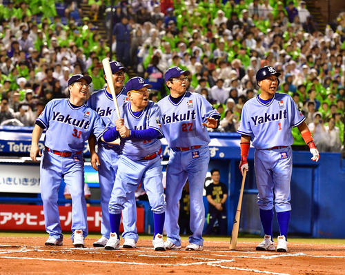 打席に立った代打野村監督（中央）を笑顔で見守る、左から真中氏、川崎氏、1人おいて古田ヘッドコーチ、池山氏（撮影・小沢裕）