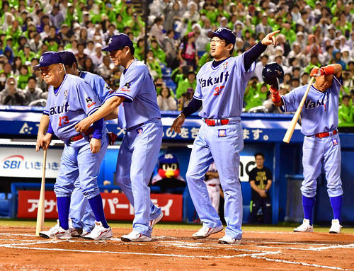 野村克也監督が代打で登場、支えられながら打席へ - プロ野球 : 日刊スポーツ