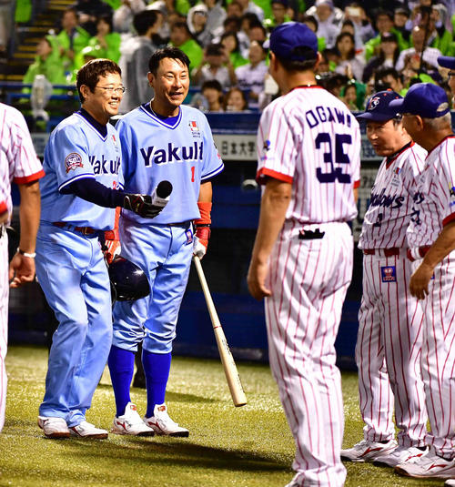 GOLDEN　90's　対　Swallows　LEGENDS　5回裏GOLDEN　90'sの攻撃が無得点に終わり、左から古田ヘッドコーチ、池山氏がSwallows　LEGENDSの若松監督（右）に1イニングの延長をお願いする（撮影・小沢裕）