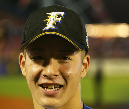 全イ対全ウ　試合を笑顔で振り返る全イの日本ハム吉田輝星（撮影・足立雅史）