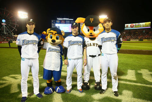 全イ対全ウ　試合を終え、記念撮影する全イ・日本ハムの、左から鈴木、吉田輝、野村（撮影・足立雅史）