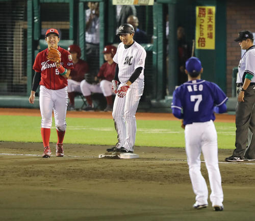 全イ対全ウ　9回裏全イ無死二塁、三盗を決めたロッテ藤原（中央）は塁上で笑みを浮かべる。左は笑顔の広島小園（撮影・垰建太）