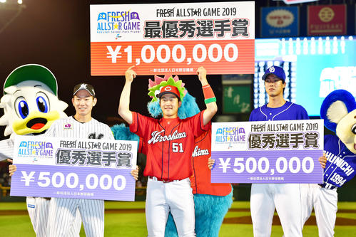 フレッシュオールスターゲーム2019の最優秀選手賞を受賞した小園（中央）。左は優秀選手賞の中村、右は同賞の梅津（撮影・清水貴仁）