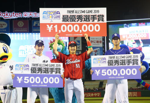 フレッシュオールスターゲーム2019の最優秀選手賞を受賞した全ウの小園（中央）。左は優秀選手賞の全イの中村、右は同賞の全ウの梅津（撮影・足立雅史）
