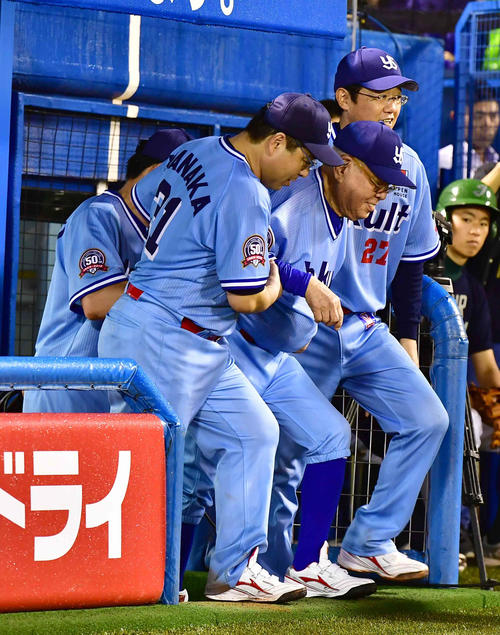 GOLDEN　90's　対　Swallows　LEGENDS　4回裏GOLDEN　90's無死、代打野村監督は真中氏（左）、古田ヘッドコーチ（右）らに支えられて打席に向かう（撮影・小沢裕）