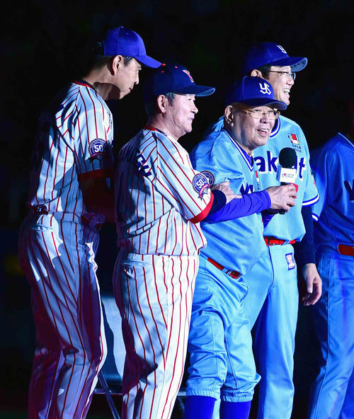 ヤクルト球団設立50周年を記念した初のOB戦「オープンハウス　presents　スワローズ　ドリーム　ゲーム」でGOLDEN　90's監督を務めた野村氏（左）から3人目。左からヤクルト小川監督、元監督の若松氏、1人おいて古田敦也氏（撮影・小沢裕）
