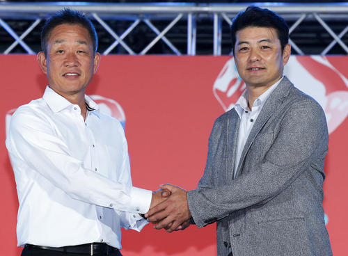 オールスター前夜祭で握手する全パ辻発彦監督（左）と全セ緒方監督（撮影・中島郁夫）
