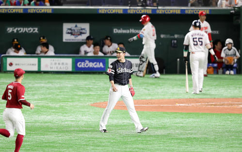 全セ対全パ　2回裏全セ2死一塁、村上（右）を三振に仕留め、笑顔で声を上げる千賀（撮影・浅見桂子）