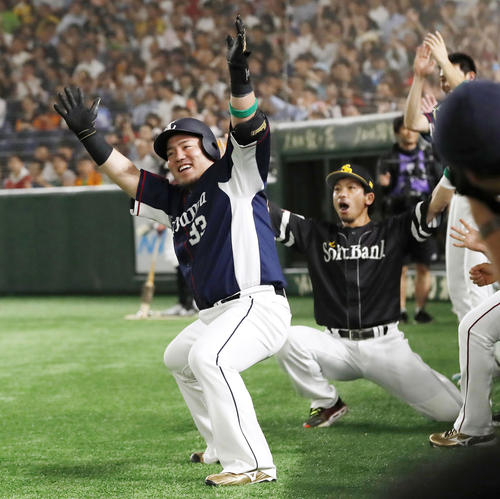6回、2者連続本塁打を放ち、ベンチ前で松田宣（右）とポーズを決める全パ・山川（共同）