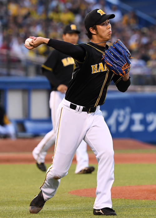 5月6日、ヤクルト戦の1回に太田の投ゴロを一塁へ悪送球する青柳