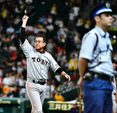 7月10日の阪神戦で3連勝を飾り前半戦を貯金17で終えた巨人原監督はファンの声援に応える（撮影・小沢裕）