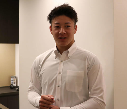 フレッシュ球宴から一夜明け、報道陣の囲み取材を受ける日本ハム吉田輝（撮影・山崎純一）