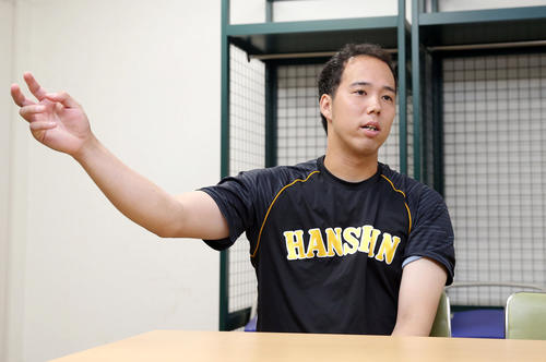 インタビューで投球について語る阪神青柳（撮影・前田充）