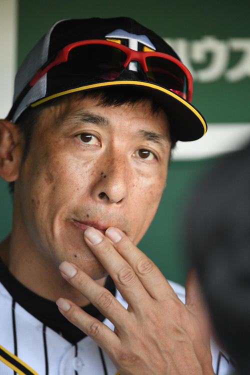 囲み会見に応じる矢野監督（撮影・渦原淳）