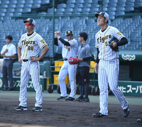 挟殺プレーの練習を見守る矢野燿大監督。右は望月惇志（撮影・渦原淳）