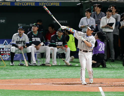 全セ対全パ　ホームラン競争で圧倒的な力で決勝進出を決めたオリックス吉田正。後方は左から、ロッテ・レアード、ヤクルト村上、巨人坂本（撮影・浅見桂子）