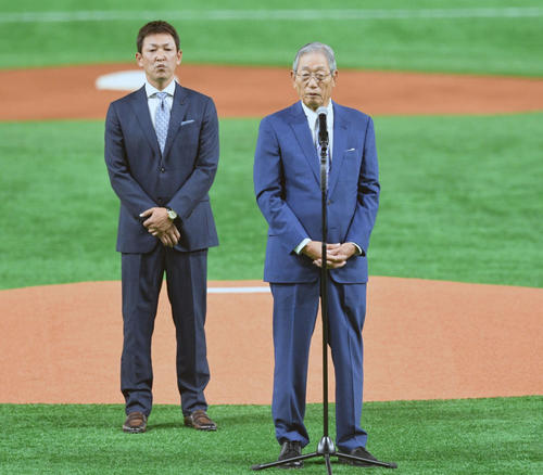野球殿堂入りしあいさつする権藤氏（手前）。奥は立浪氏（撮影・滝沢徹郎）