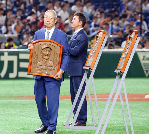 全セ対全パ　試合前、殿堂入りの表彰を受けた権藤氏（手前）と立浪氏（撮影・垰建太）