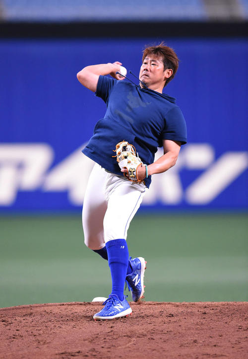 投手練習終了後、ナゴヤドームのマウンドを利用し投球練習を行った松坂大輔（撮影・森本幸一）